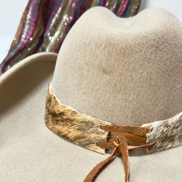 Beige Western Cowgirl Hat With Silver Accent